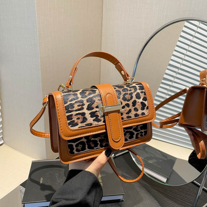 Bolso 2025 nuevo bolso de mujer de moda leopardo textura bolso pequeño nicho de diseño retro impresión de hombro mochila