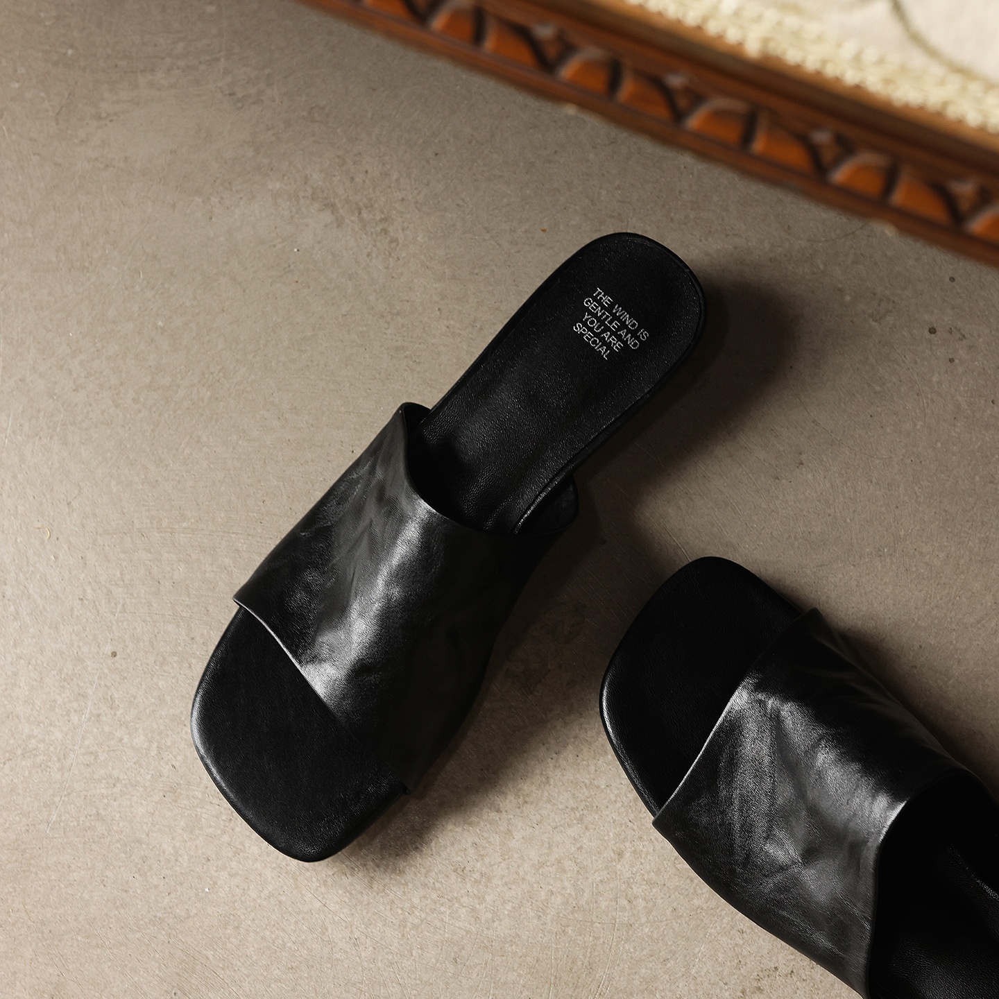 Dép sandal nữ quai chữ V mũi vuông da bò gót thấp — đen
