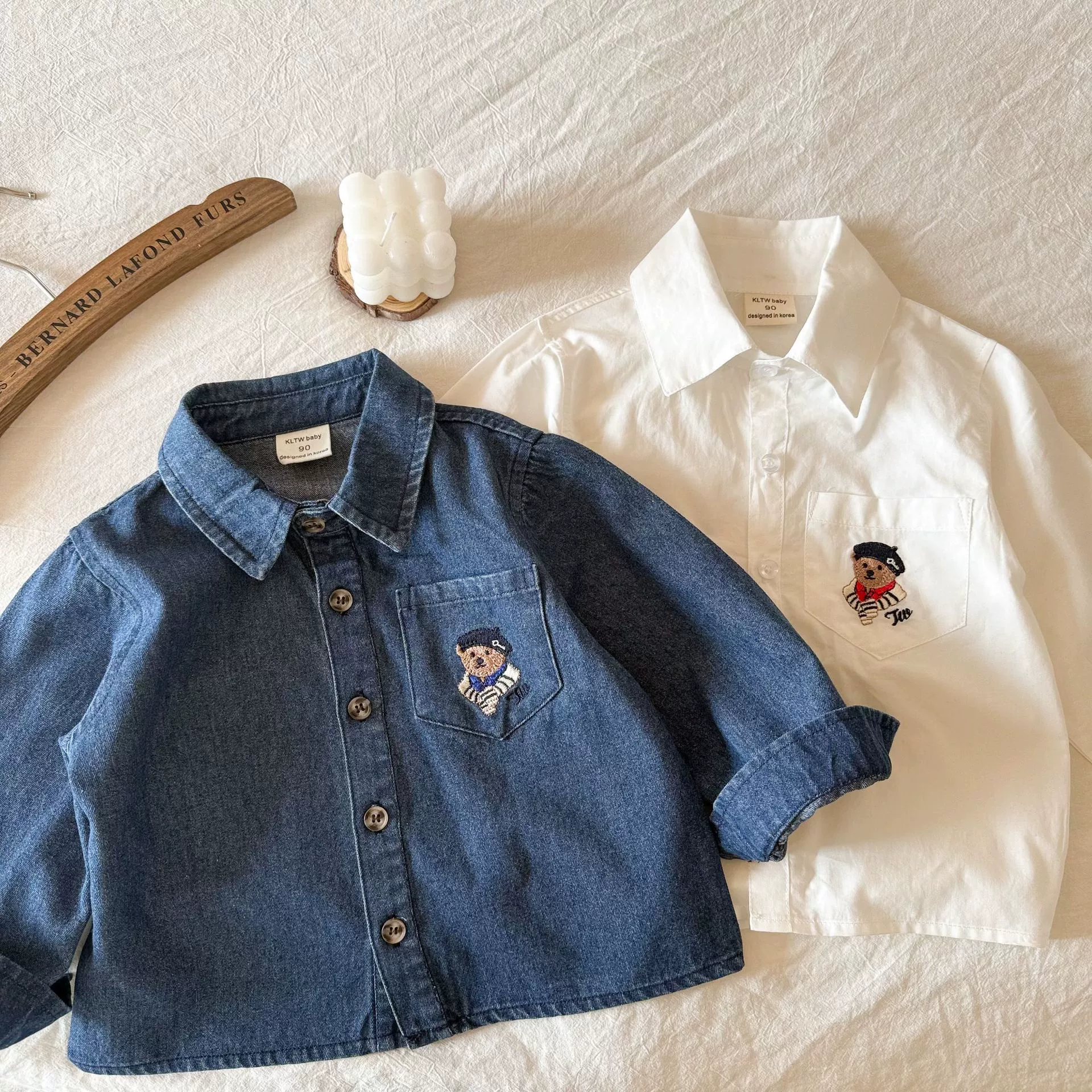 Детская рубашка 2025 весна и осень новый мужской и женский детский топ ребенок мультфильм джинсовый топ медведь белая рубашка