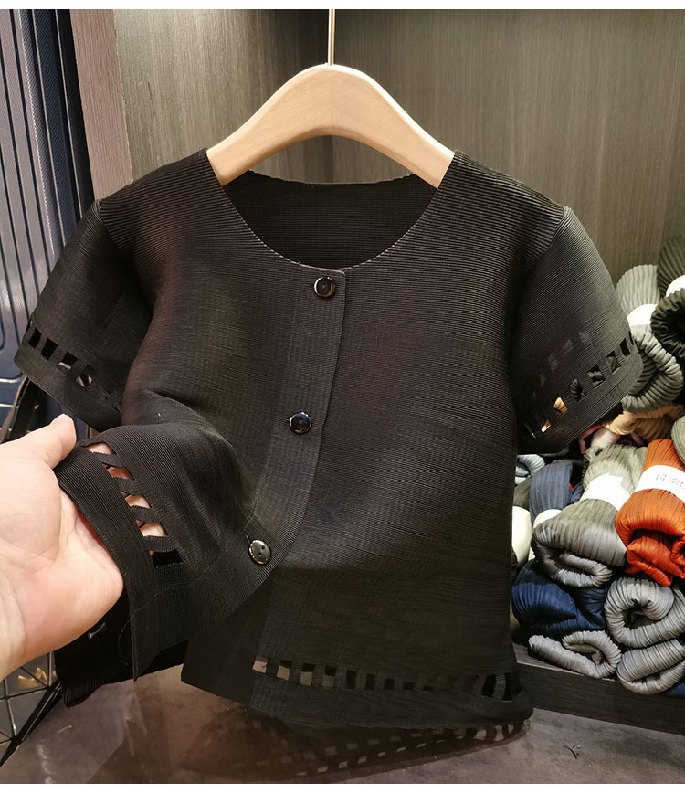 Áo cardigan nữ cổ tròn tay ngắn dáng rộng khoét lỗ xếp ly — Màu đen, Màu hồng, Màu mơ chi tiết 17