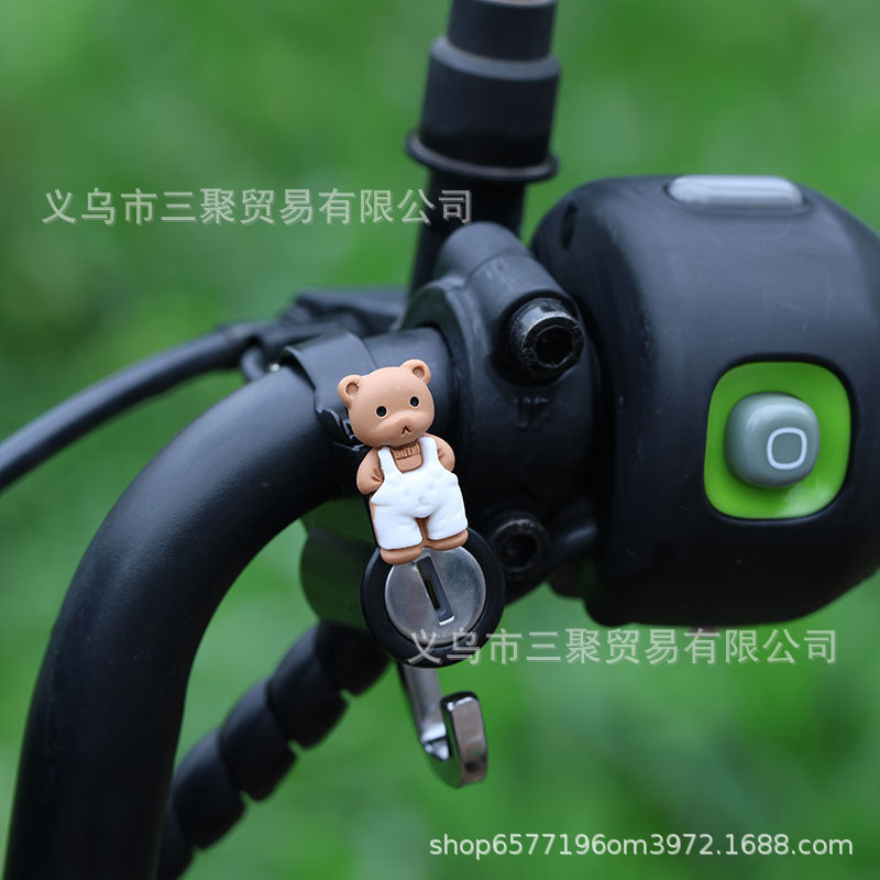 핸들 헬멧 잠금 흰색 바지 다크 브라운 곰