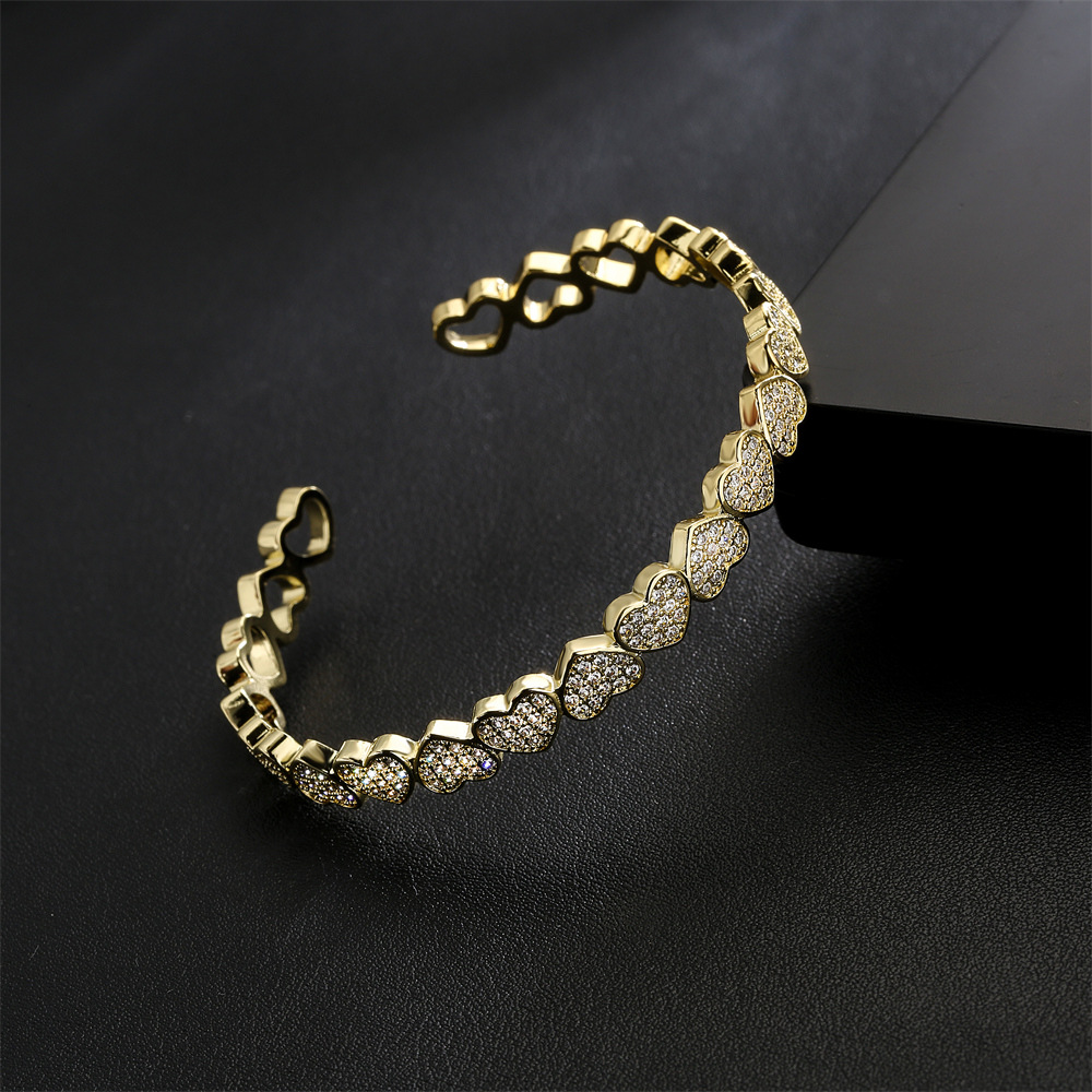Fashion Copper-plated Gold Heart-shape Bracelet Micro-inlaid Zircon Jewelry display picture 3