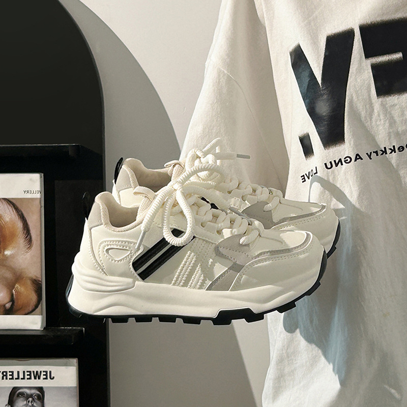 Zapatos deportivos de malla de suela gruesa para mujeres 2025 primavera nuevos zapatos casuales de muffins pequeños zapatos de alto padre