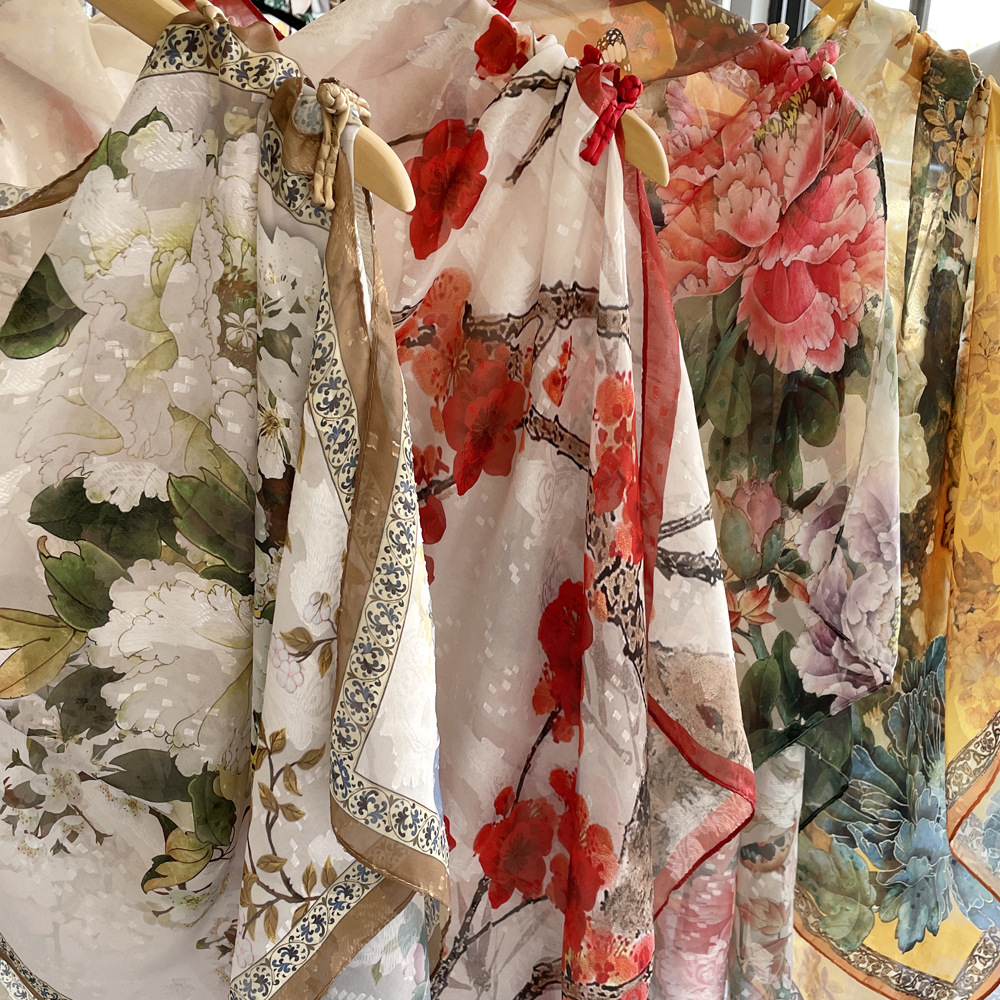 Neuer Sonnenschutz-Schal aus hohlem Seidenschal für Damen mit Pfingstrosen-Print in Gold_voghion.com