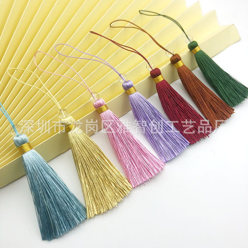 Manufacturers now make 8cm gold thread small tassel bookmark clothing accessories fan pendant features antique ice silk tassel hanging spike