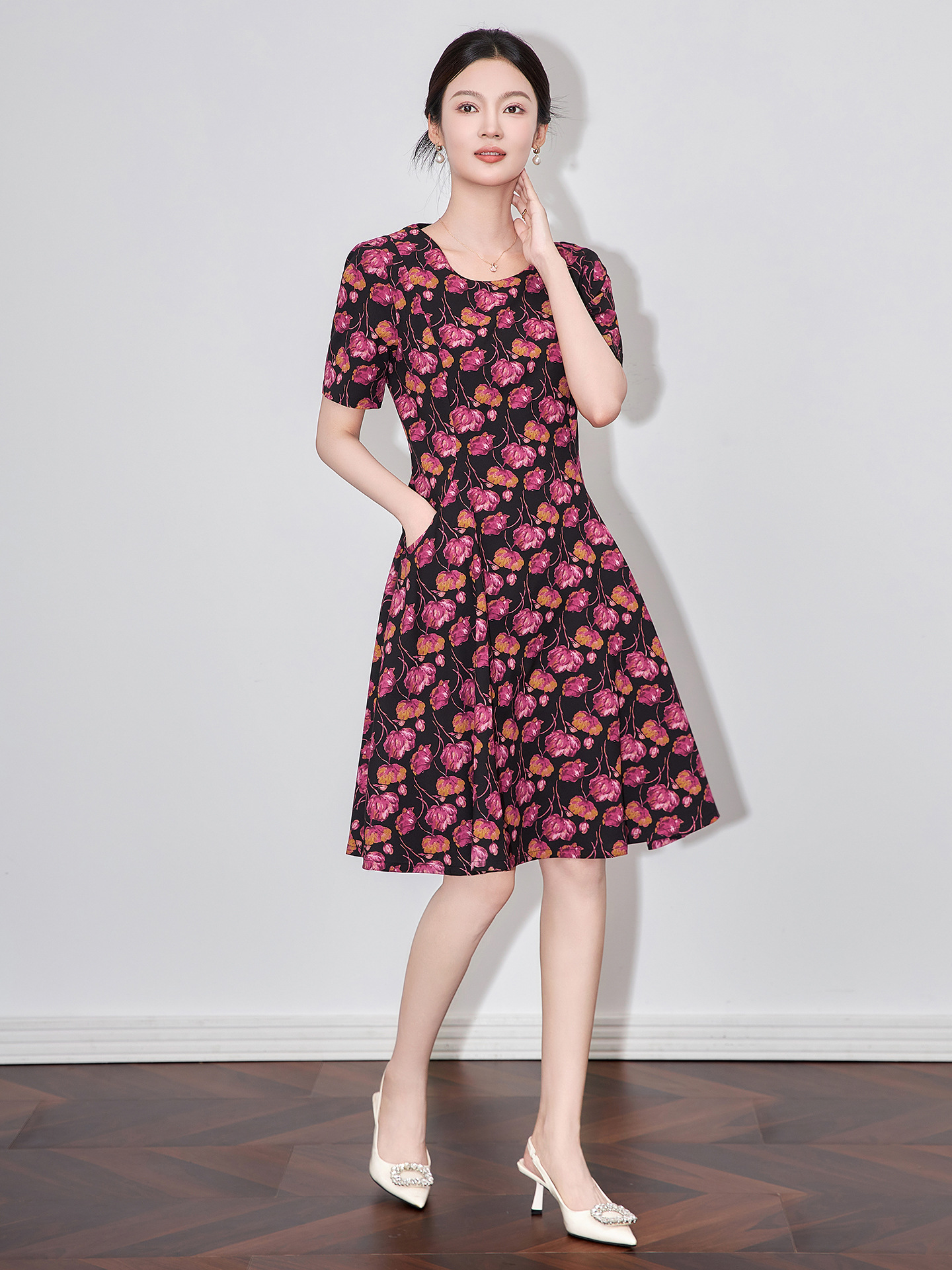 Đầm maxi nữ thắt eo tay ngắn in họa tiết hoa cổ điển kiểu Pháp — hoa hồng đỏ