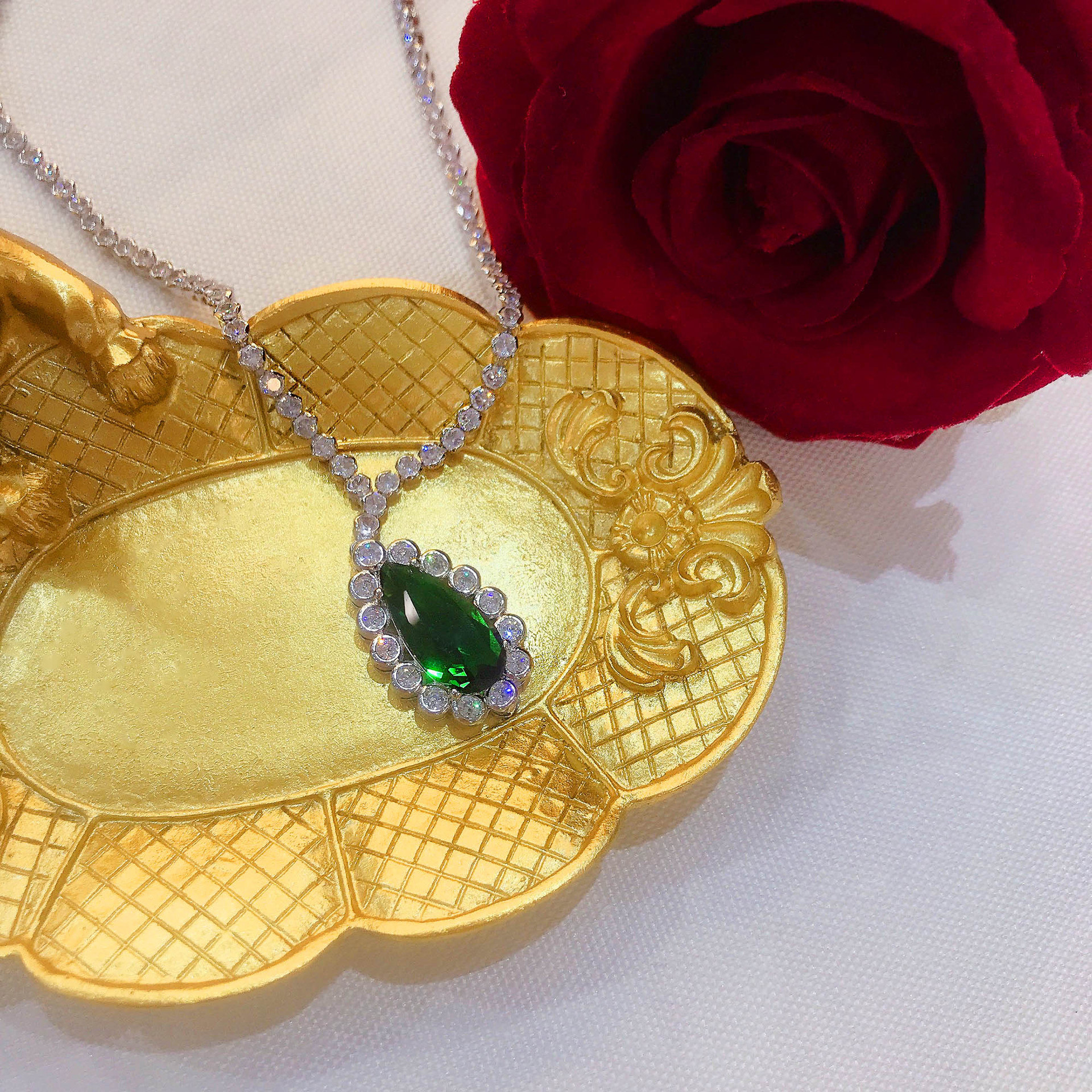 vintage water drop micro-encrusted zircon water drop pear-shaped emerald copper necklace