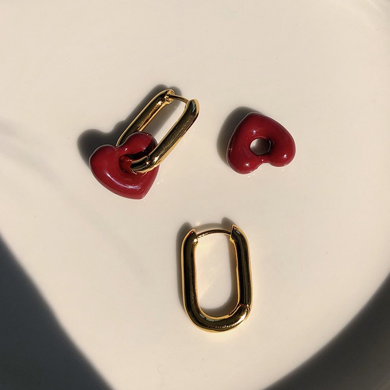 2021 Nouvelle Texture En Métal Couleur De Haricot Rouge Lumière Luxe Français Rétro Boucle D&#39;oreille Coeur Rouge En Gros display picture 3