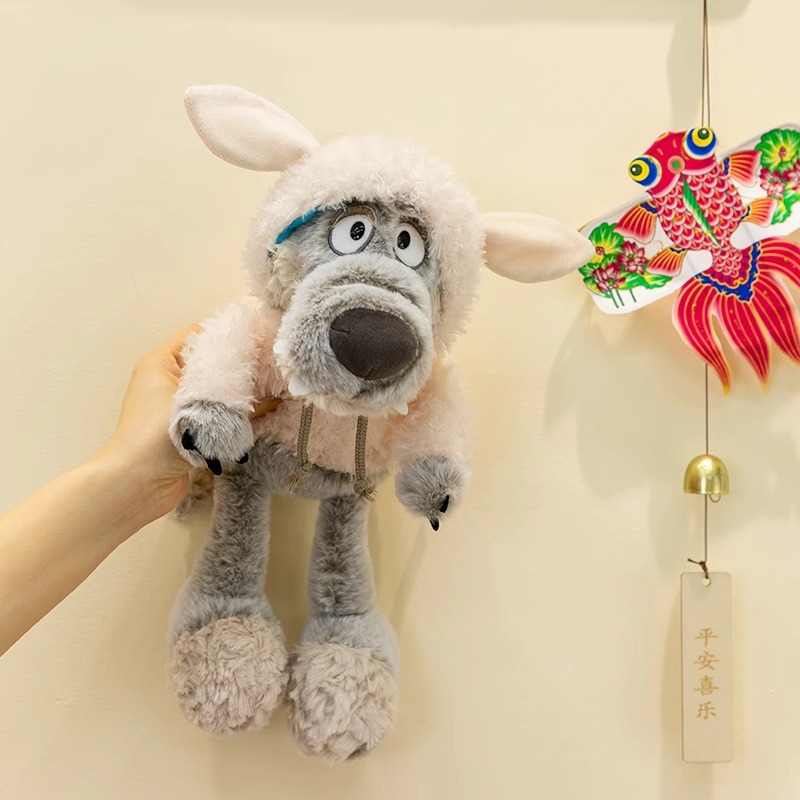 Muñeca de lobo con piel de oveja