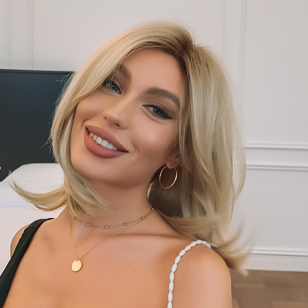 2024 nueva cubierta de la cabeza completa de moda parcial de oro cola de pelo rizado corto BOBO de alta temperatura de seda cabeza cubierta europea y americana peluca para las mujeres