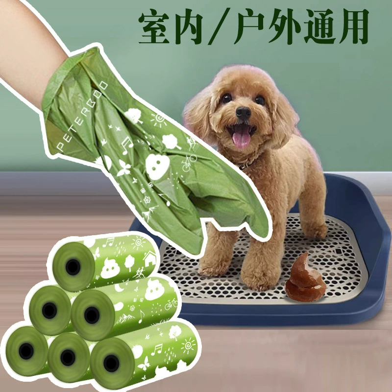 Собака собирает мешок для мусора для домашних животных