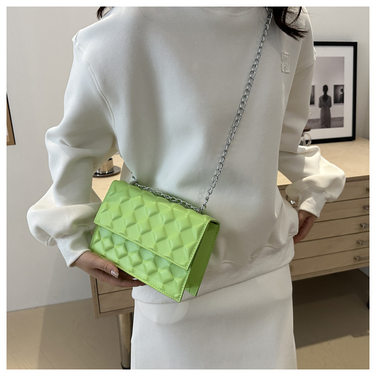 The 2024 autumn new embossed diamond-shaped single-shoulder crossbody bag with a chain design is a niche, fashionable, simple and retro small square bag undefined