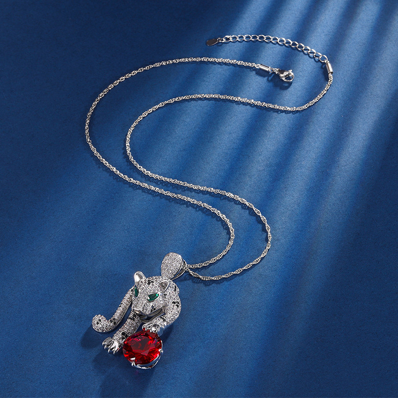 Otoño e invierno nuevo estilo zhuang sheng joyería europea y americana retro simulación rojo corindón leopardo de lujo con incrustaciones de piedra principal 16mm