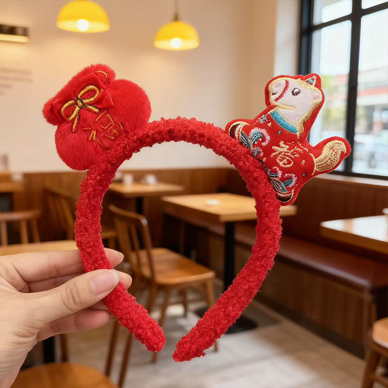 Nuevo lindo Año del Caballo festivo de peluche para las mujeres Año Nuevo lavar la cara de Navidad presión de cabello para la atmósfera de tocado rojo