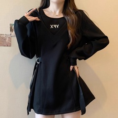 太ったmmの小衆は腰を収めて帽子をかぶっています。