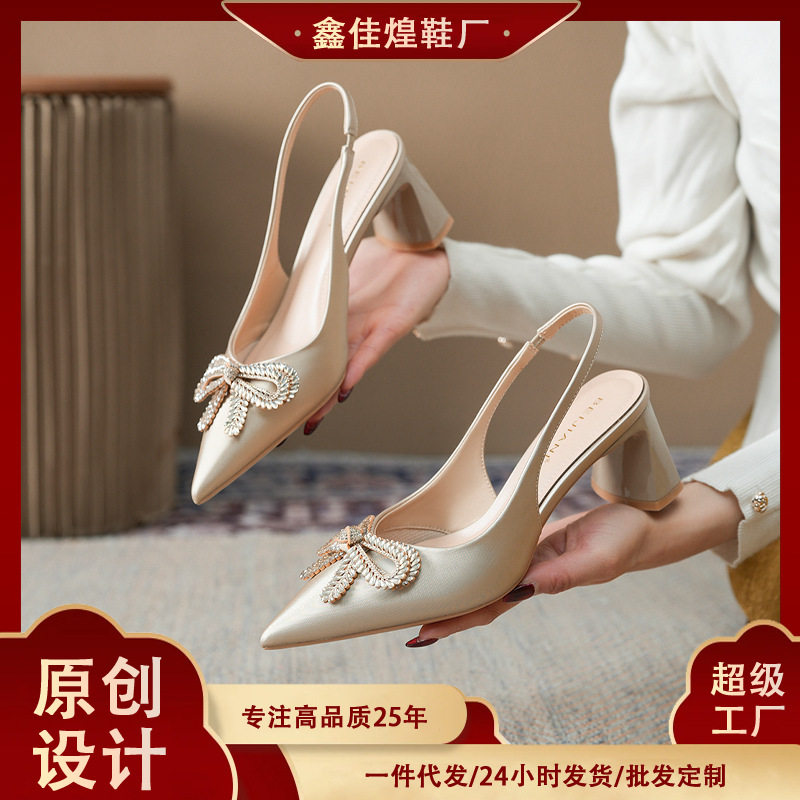 Sandal nữ mũi nhọn hở gót gót thô đính nơ đá pha lê, gót 6–8 cm — Màu bạc, màu vàng kim