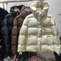 ヨーロッパの商品の軽贅沢のハイエンドの2024冬の新型は腰の白いガチョウの羽毛のダウンジャケットの女性のデザイン感を収めて帽子のオーバーと一緒にいます。