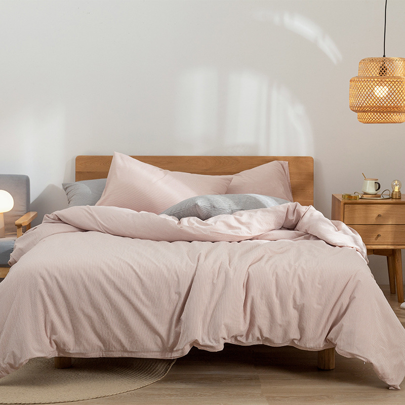 Minimalistische beddengoedset van puur katoen met kreukeleffect_voghion.com