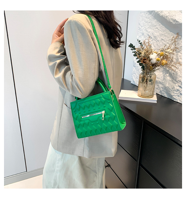 Simplified diamond grid embossed women's handbag 2024 new solid color Korean version stylish single shoulder crossbody_voghion.com