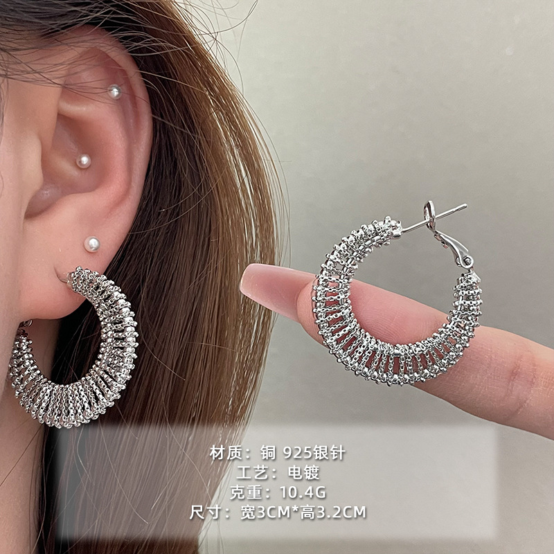 2025 nuevo estilo verano de moda anillo plateado círculo negro círculo fino temperamento europeo y americano aretes dorados de todo fósforo