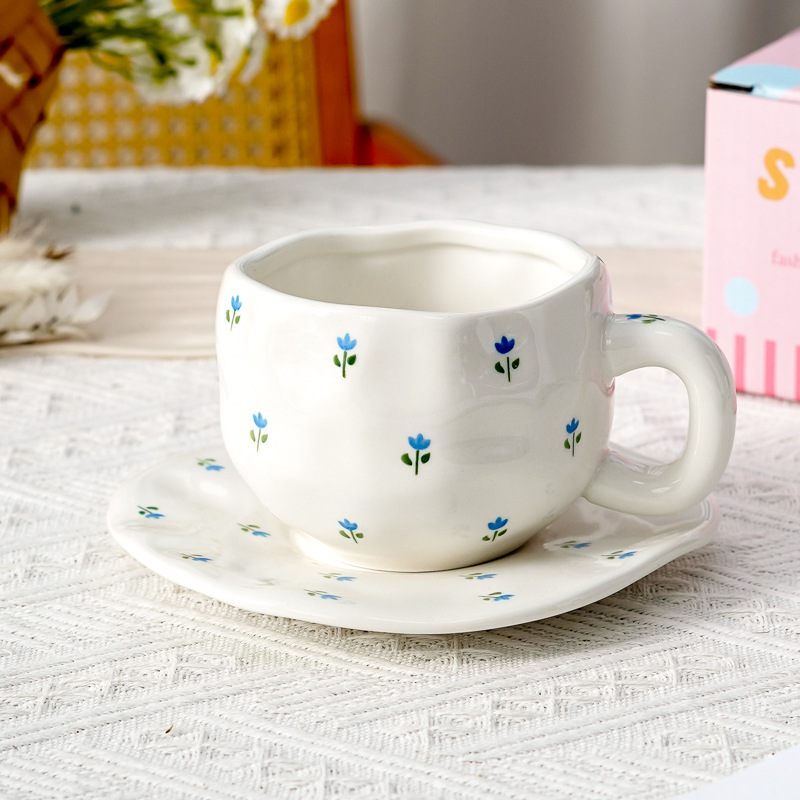 Hermoso conjunto de tazas de café y platos Regalos comerciales Irregulares tazas de desayuno transfronterizas de cerámica Pastoral pintada a mano esmaltada