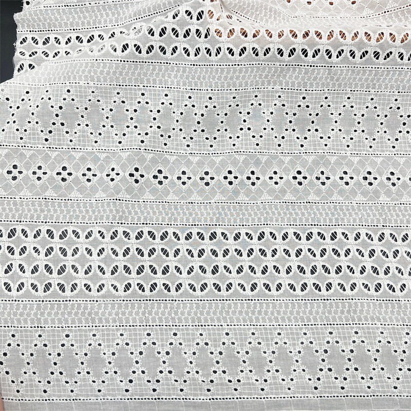 工場の現物の全綿の横条刺繍レースの布地の婦人服のシャツのワンピースの家の紡績は穴を開けて刺繍の布地を刺繍します。|undefined