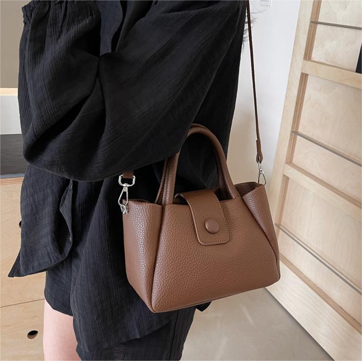 Nicho Zhong bolso de mano simple 2024 nuevo bolso de mujer super caliente bolso de balde de agua casual versátil bolso de tendencia explosiva bolso de mochila