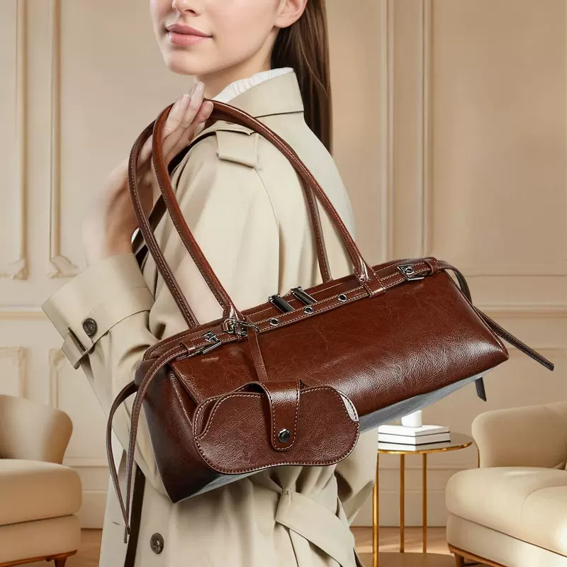 2025新款法棍腋下女包复古机车风潮流皮带装饰手提包单肩包