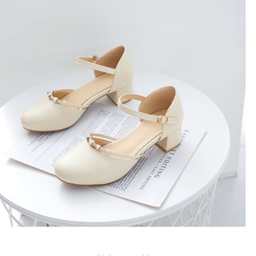 Pequeñas sandalias frescas de cabeza de paquete de primavera y verano 2026 nuevo estilo de hebilla, tacones redondos, cómodos zapatos de tacones altos, dulces zapatos de mujer