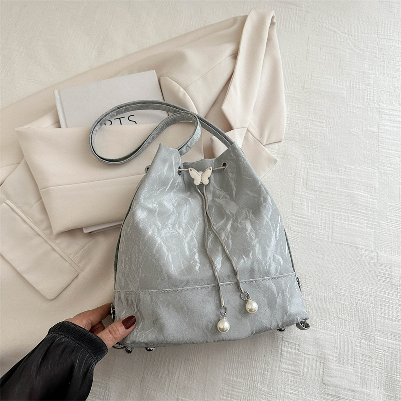 Este año, la moda de la mochila de perlas de cuero suave de verano 2024 nuevo nicho de diseño de mochila de moda