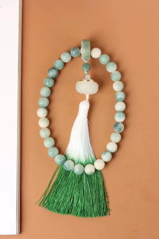 Handheld carved Bodhi rosary with tassels walnut, gradient