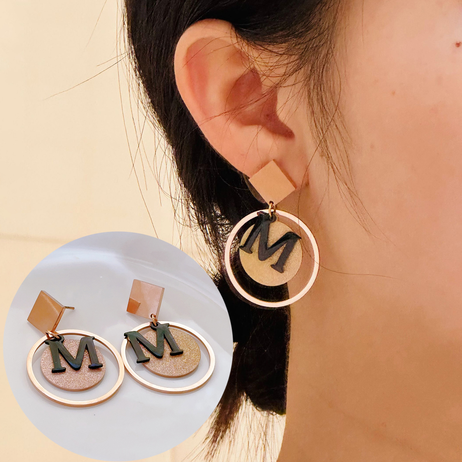 Simple esmerilado M letras de titanio pendientes de oro rosa para mujeres pendientes pendientes de lujo ligero no decoloración joyas