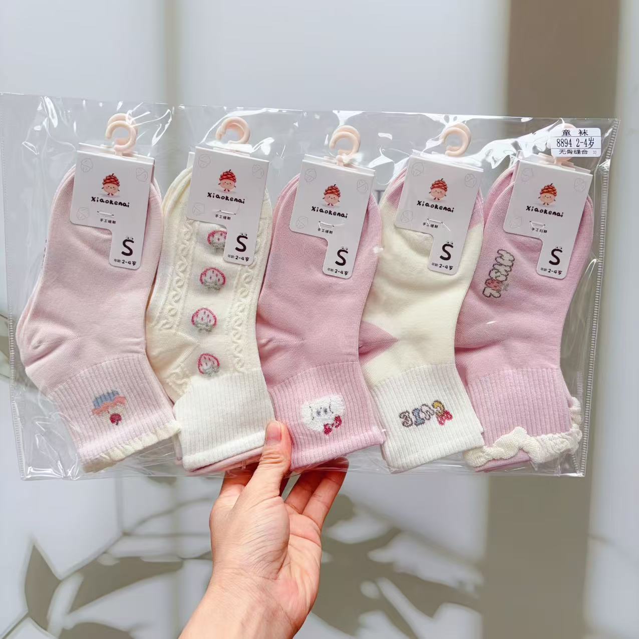 Children's Socks for Girls and Boys, New Autumn and Winter Cartoon Mid-Tube Cotton Socks, Sweat-Absorbing Sports Socks, Seamless Socks