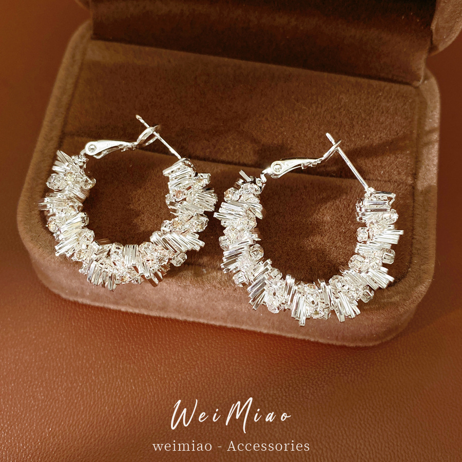 Geometría irregular circular hueco perilla de diamantes personalidad temperamento pendientes de moda ligero lujo alta sensación de auriculares al por mayor