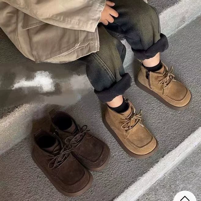 2025 Осень и зима. Новые модные детские двухслойные хлопковые короткие сапоги в британском стиле на флисовой подкладке, замшевые, нескользящие сапоги для мальчиков и девочек.