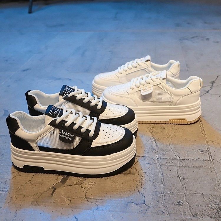 Pequeños zapatos blancos para mujeres primavera y verano 2024 nuevos zapatos de estilo universal zapatos de suela gruesa zapatos casuales de malla transpirables zapatos de mujer