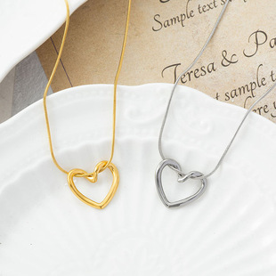 Simple Hollow Love Titanium Steel Necklace Women's Light Luxury Niche Design Sense Collarbone Chain New Fashionable Alien Pendant Accessories