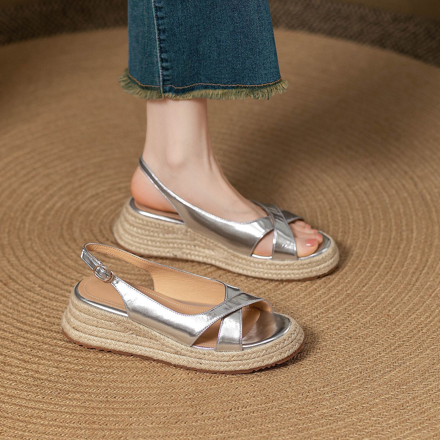 Nicho de estilo francés hermoso tacones para aumentar la altura de las sandalias mujeres 2026 nuevo estilo de verano de todo tipo de falda zapatillas de suela gruesa