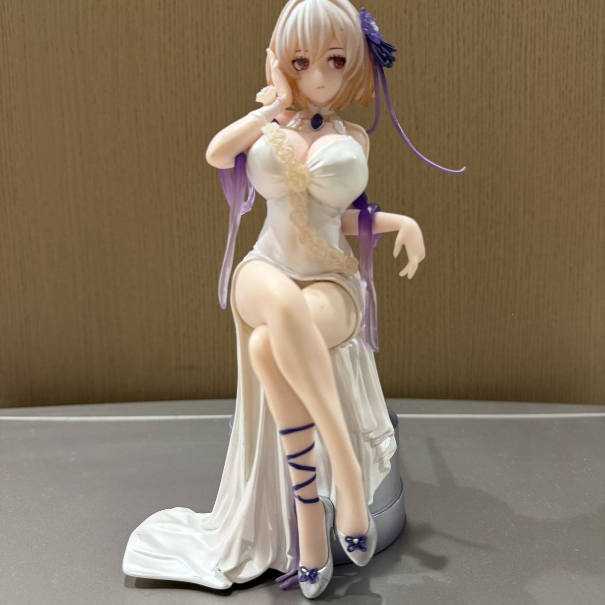 La ruta azul azul siríaca de la nave es pura rosa blanca. Modelo de decoración hecha a mano de vestido de mujer hermosa