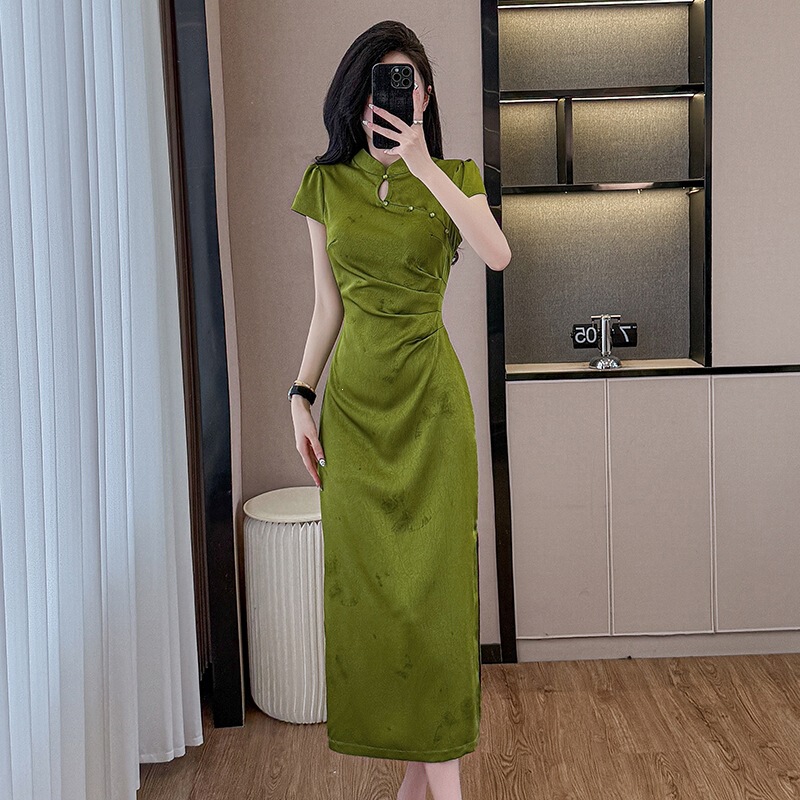 New Chinese-Style Gentle Emerald Green Satin Improved Cheongsam Dress for Women, Summer 2026, with Butterfly Print, Long Dress New Chinese-Style Gentle Emerald Green Satin Improved Cheongsam Dress for Women, Summer 2026, with Butterfly Print, Long Dress