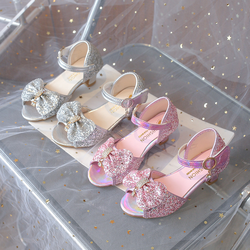 Shiny sandals with bow