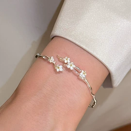 戒指;耳钉;手链