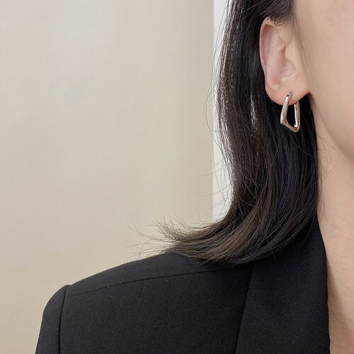 Niche Design Ear Clips for Women, Instagram-Favorite Cool Minimalist Style, Korean Influencer-Approved, High-End Light Luxury Earrings—New Trendy Collection