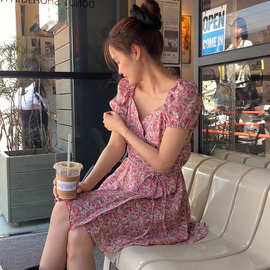 现货 粉色小碎花V领收腰显瘦连衣裙2025夏季女泡泡短袖系带A字裙