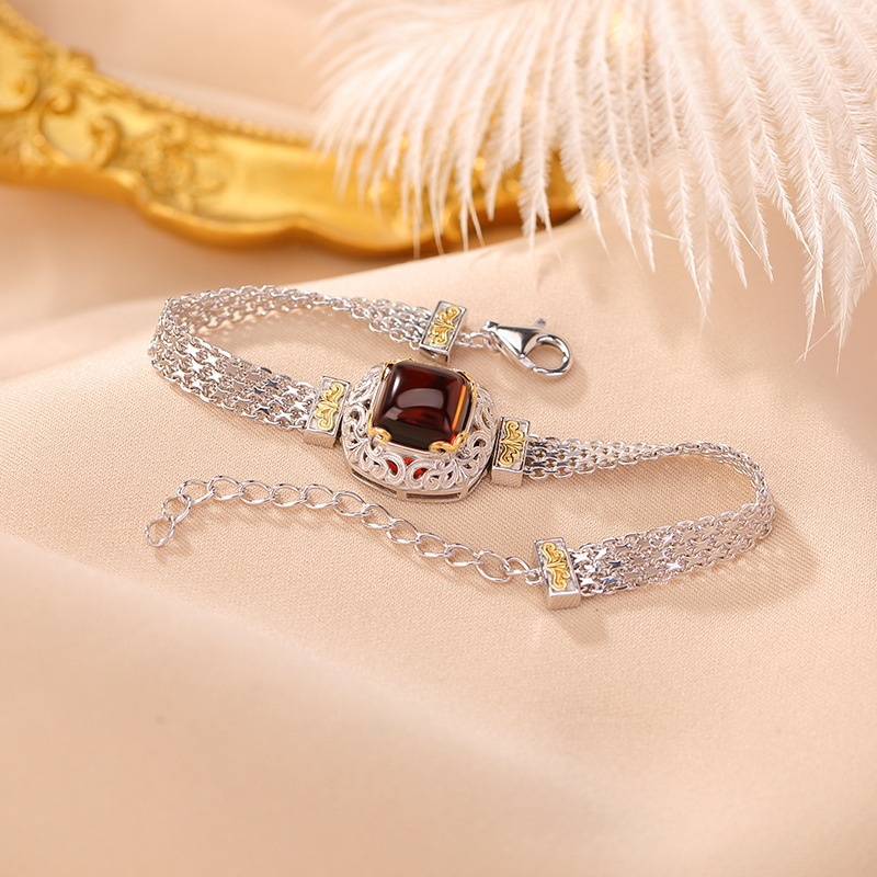 Dây chuyền bạc S925 mạ vàng họa tiết hoa văn rỗng hình vuông phong cách cổ điển — Một chiếc