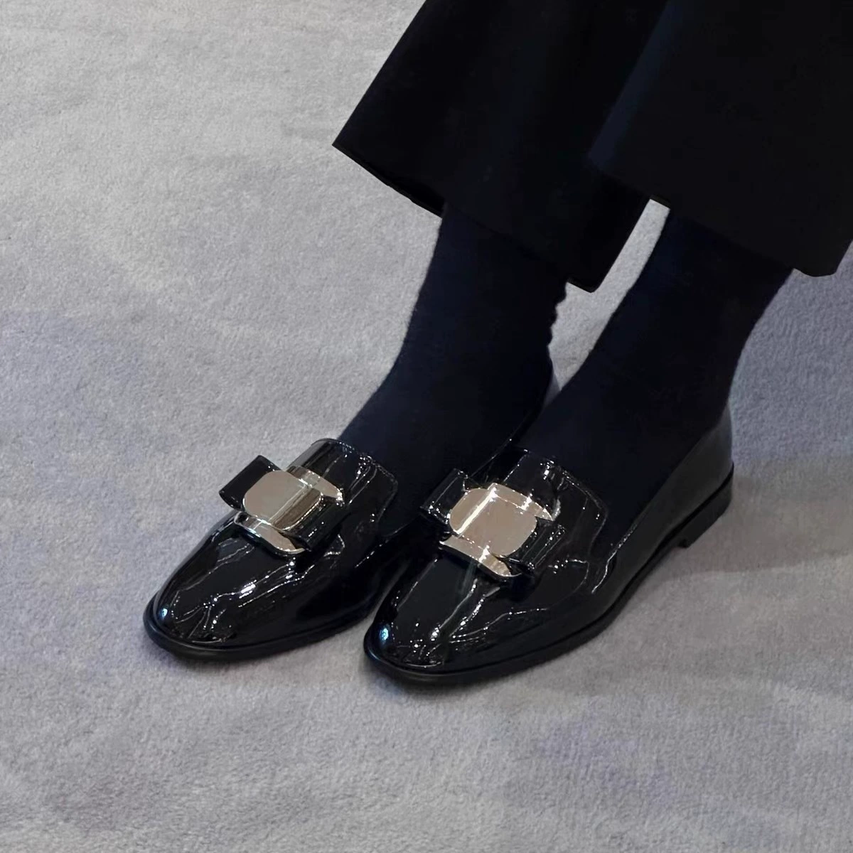 Версия из натуральной кожи ~ женские туфли Мэри Джейн с британским металлическим бантом, туфли на плоской подошве с неглубоким носком, лоферы без шнуровки.