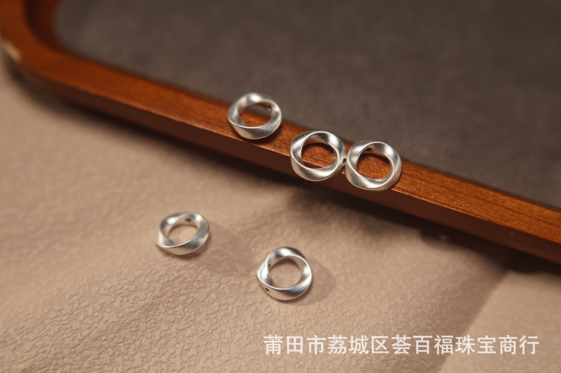 Pure silver s999 Möbius 3D hard silver accessory, hollow fashion niche light luxury ins handmade silver spacer bead accessory