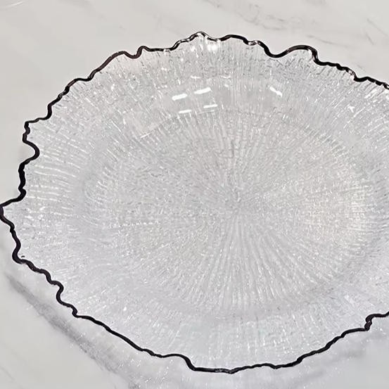 Nuevo diseño de decoración de mesa de boda plástico transparente cargador de borde irregular placa de melamina transparente redonda