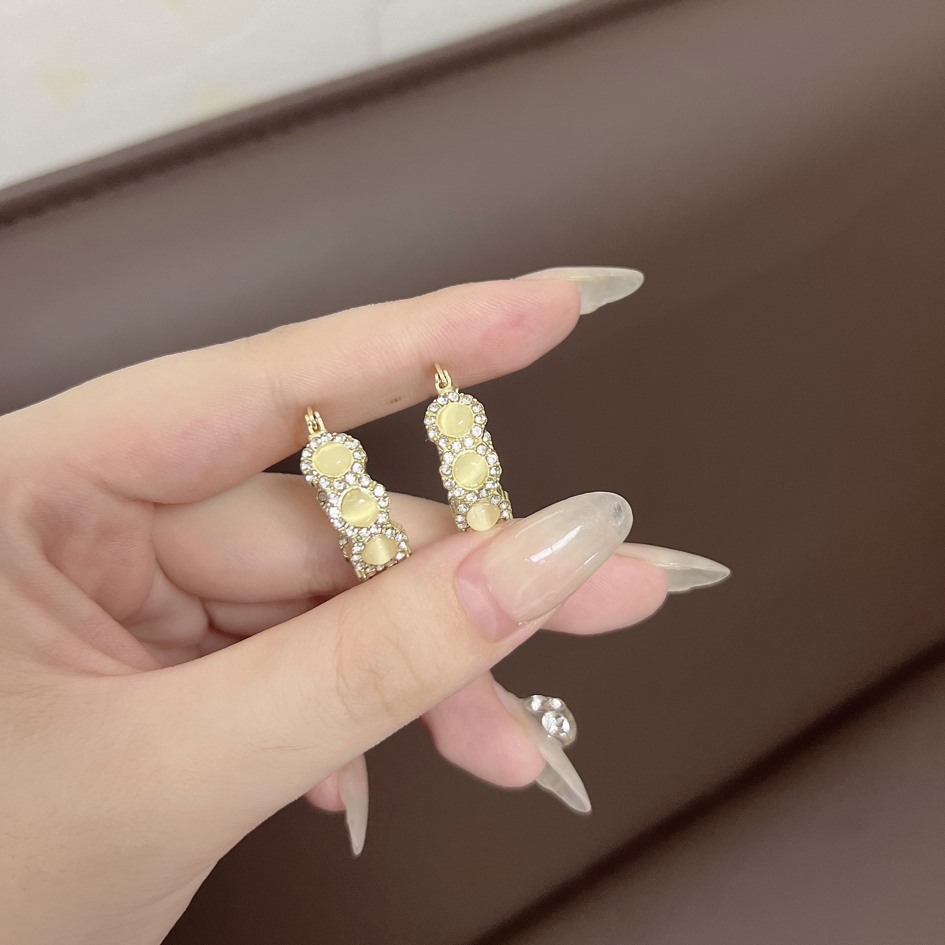 E3233 golden white cat eye