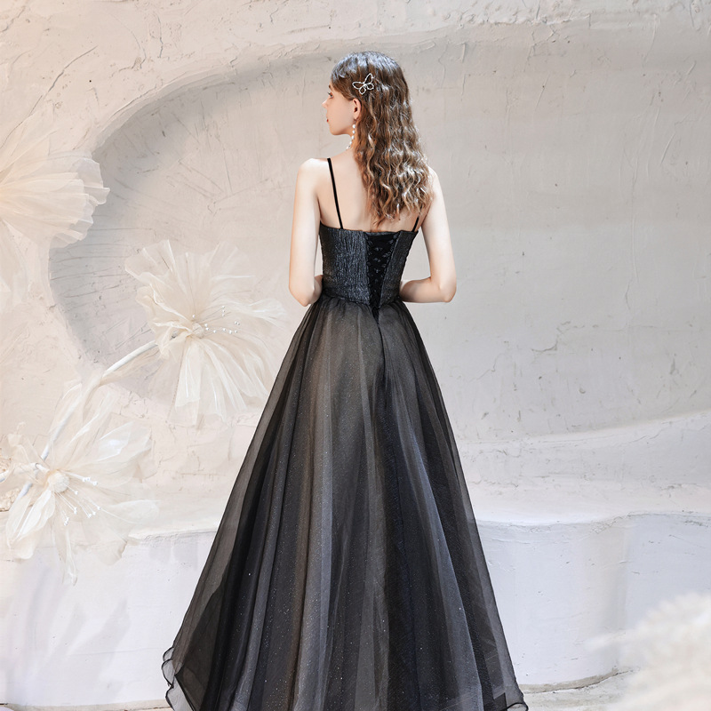 Vestido de cena de reunión anual negro para mujeres 2026 nuevo estilo simple y generoso adelgazamiento de los estudiantes de exámenes de arte rendimiento de hadas